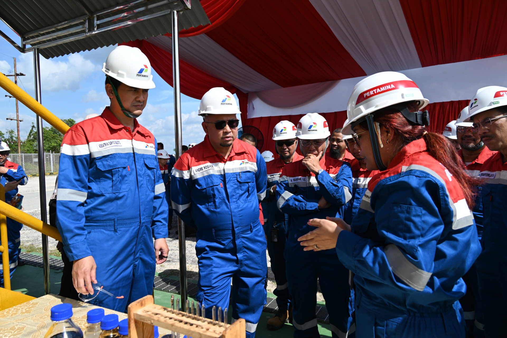 Arsip Andre Rosiade dan peserta kunjungan Komisi VI DPR RI menerima penjelasan di fasilitas PHR, Minas, Riau, 18 Juni 2026. Logo Pertamina terekam asli pada helm dan pakaian.