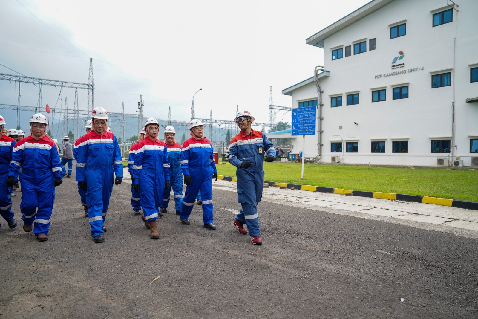 Arsip kunjungan DWP Kementerian ESDM di PLTP Kamojang Unit 4, 29 April 2026. Peserta dan pendamping PGE memakai perlengkapan keselamatan; logo Pertamina dan identitas Kamojang terekam asli.