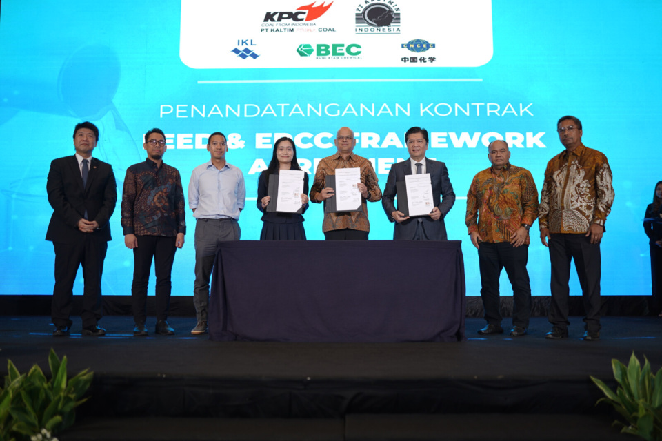 Peserta penandatanganan kontrak FEED dan kerangka EPCC proyek metanol Bengalon pada 29 Juli 2026, dengan logo BEC, KPC, Arutmin, IKL dan CNCEC pada latar acara. Foto dokumentasi BEC.