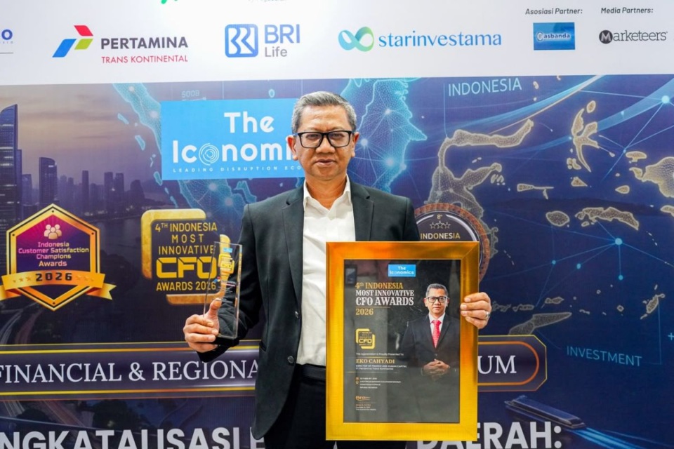 Eko Cahyadi menerima penghargaan Indonesia Most Innovative CFO Awards 2026; dokumentasi PT Pertamina Trans Kontinental.