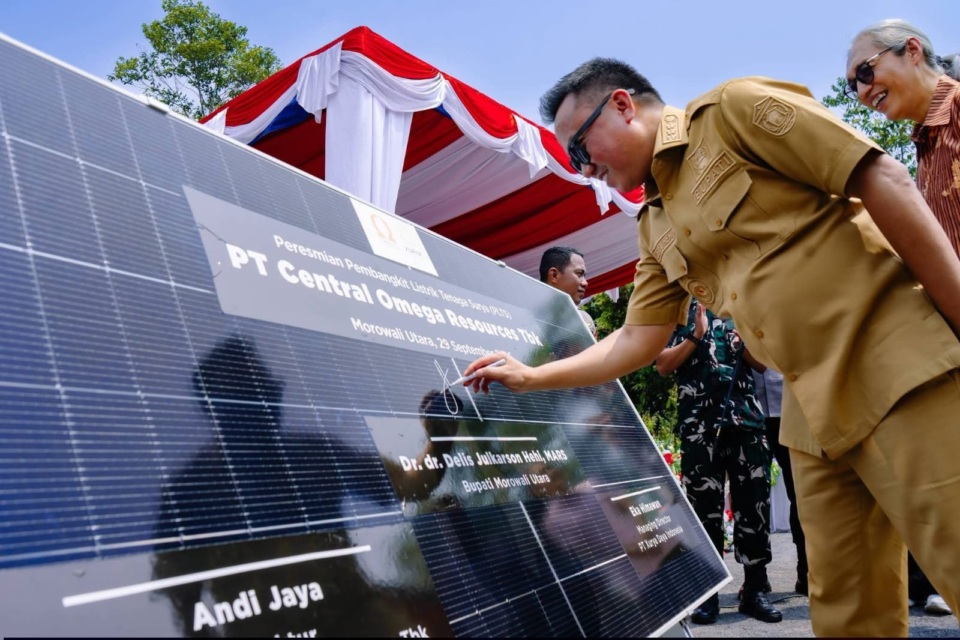 Bupati Morowali Utara Delis Julkarson Hehi menandatangani prasasti peresmian PLTS Central Omega di Desa Ganda-Ganda pada 29 September 2026. Foto dokumentasi yang dimuat POSONEWS.ID.