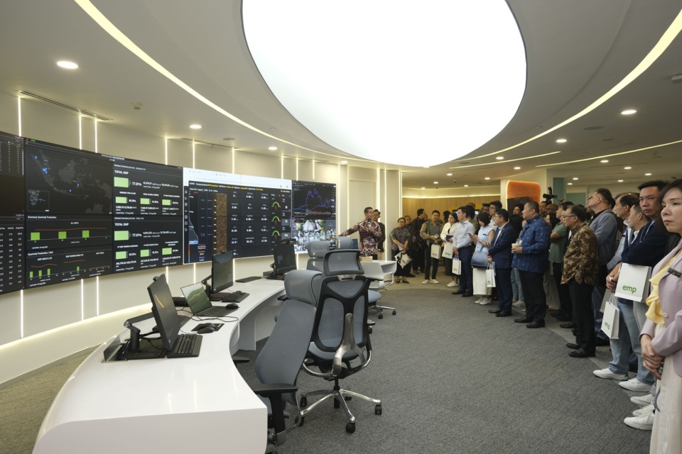 Kunjungan peserta Executive MBA NUS di pusat pemantauan operasi Energi Mega Persada, Jakarta, 19 Agustus 2026; peserta, layar operasi dan logo EMP pada tas dokumentasi perusahaan. Foto arsip EMP.