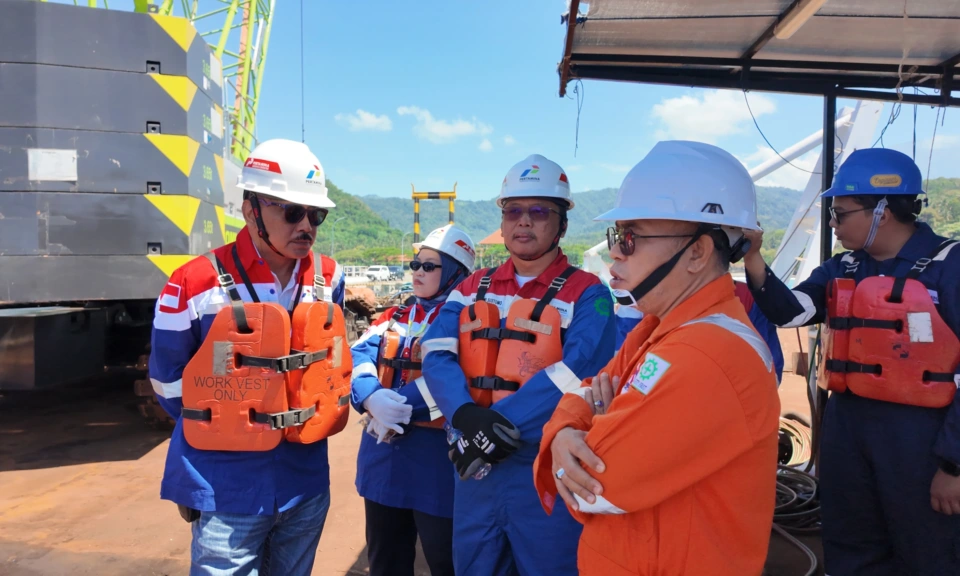 Peninjauan sarana tambat Terminal Manggis, Bali, 22 September 2025: personel berhelm dan pelampung dengan identitas Pertamina pada perlengkapan, di dekat fasilitas dermaga. Foto arsip asli PertaMC.