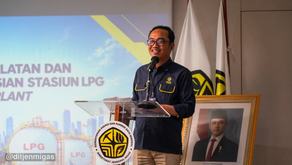 Sambutan pada pembahasan rancangan pedoman keselamatan LPG di Jakarta, 30 September 2026. Identitas ESDM pada pakaian dan Ditjen Migas pada podium terekam dalam foto asli.