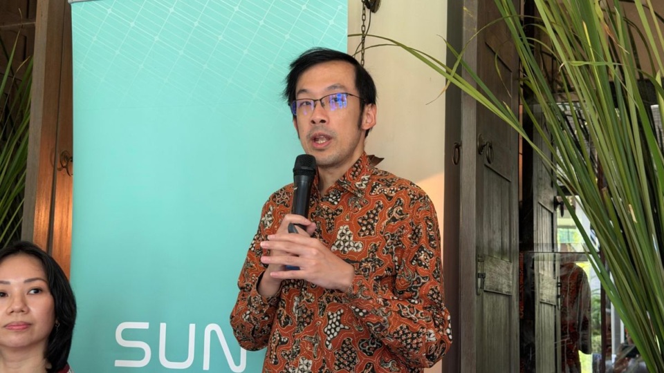 Jefferson Kuesar berbicara menggunakan mikrofon dalam Media Gathering SUN di Jakarta pada 15 Oktober 2026; identitas SUN terlihat pada latar acara.