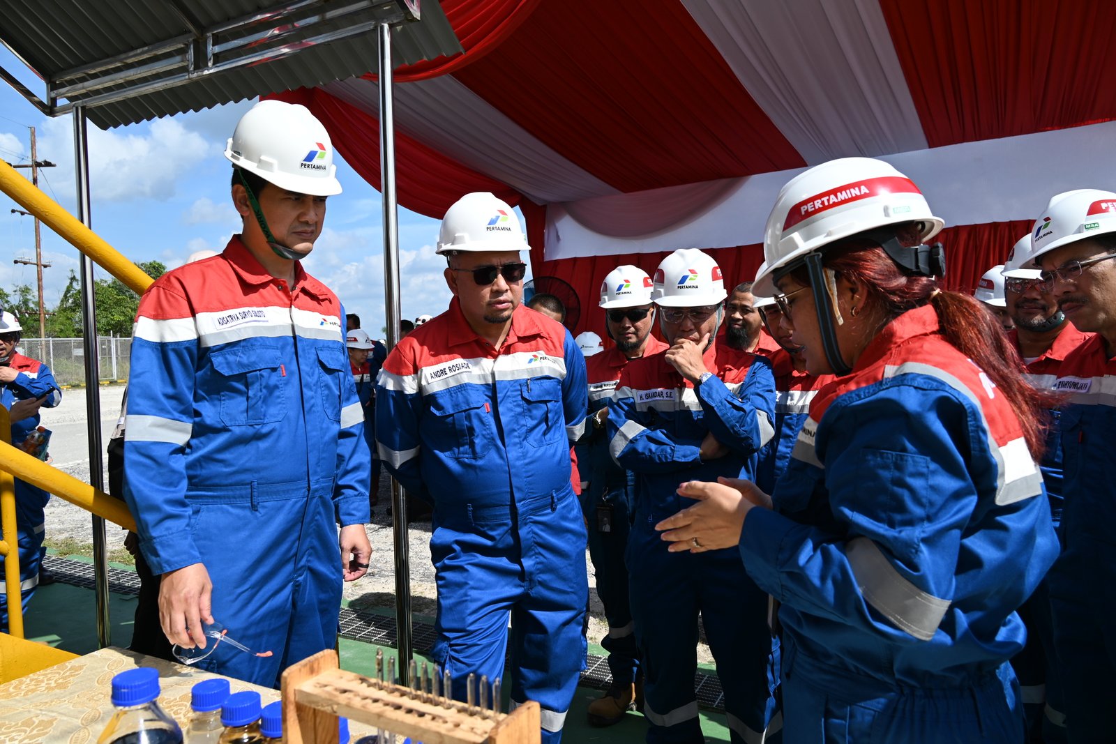 Arsip Andre Rosiade dan peserta kunjungan Komisi VI DPR RI menerima penjelasan di fasilitas PHR, Minas, Riau, 18 Juni 2026. Logo Pertamina terekam asli pada helm dan pakaian.