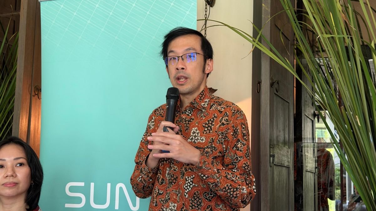 Jefferson Kuesar berbicara menggunakan mikrofon dalam Media Gathering SUN di Jakarta pada 15 Oktober 2026; identitas SUN terlihat pada latar acara.