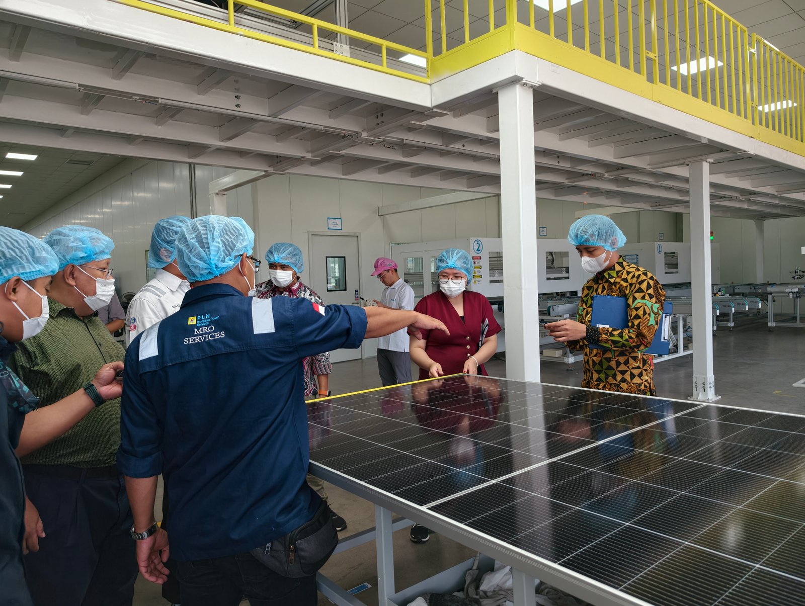 Peninjauan modul surya dalam dokumentasi PLN IP Services yang menyertai rilis Nusa Penida, dipublikasikan 23 Oktober 2026. Peserta, panel, dan identitas PLN Indonesia Power Services pada seragam terekam asli.