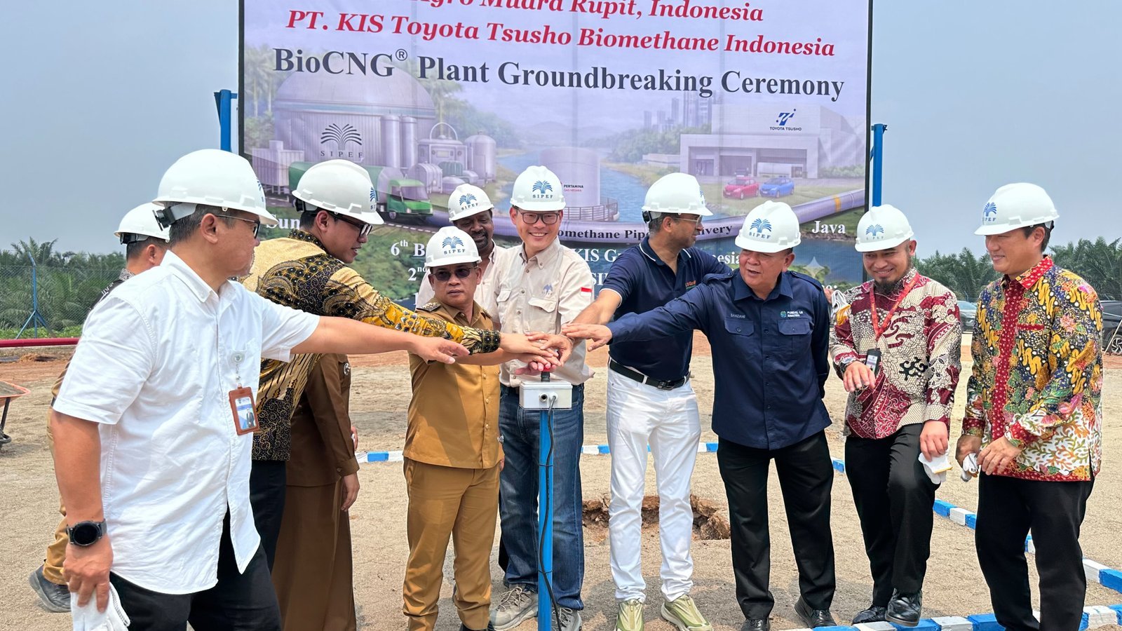 Peserta seremoni pembangunan pabrik BioCNG di area Agro Muara Rupit, Musi Rawas Utara, 5 Oktober 2026, dengan nama KIS Toyota Tsusho Biomethane Indonesia pada latar dan identitas SIPEF pada helm. Foto dokumentasi acara melalui SATUPENA.CO.ID.