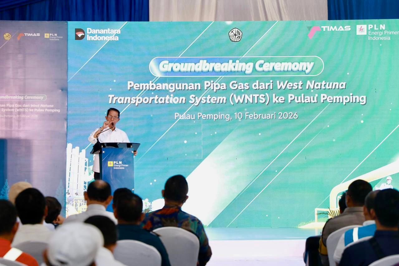 Wali Kota Batam Amsakar Achmad berbicara pada groundbreaking pipa WNTS ke Pulau Pemping 10 Februari 2026, dengan nama proyek dan logo PLN EPI serta Timas pada latar acara. Foto arsip Diskominfo Batam.